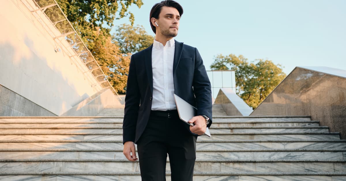 Man wearing a smart casual outfit with a lightweight blazer and tailored trousers